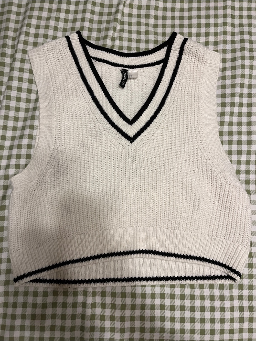 H&M White Knit V‑Neck Sleeveless Crop Top with Black Trim